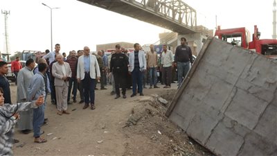 محافظ القليوبية يشرف ميدانيًا على رفع آثار حادث على الطريق الزراعي بطوخ 