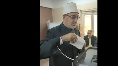 المشاركة واجب وطني.. مفتي الجمهورية يدلي بصوته في انتخابات مجلس النواب بكفر الشيخ