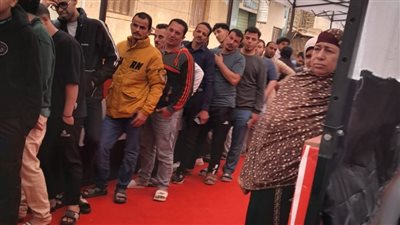 توافد المواطنين على لجان قرية الزهويين بشبين القناطر مع انطلاق التصويت في انتخابات مجلس النواب 2025