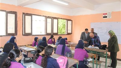 تعليم الجيزة تشدد على فحص مستوى النظافة والانضباط داخل الفصول ومراجعة خطط الاختبارات الشهرية