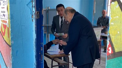 المستشار عبد الوهاب عبد الرازق رئيس حزب مستقبل وطن يدلي بصوته في انتخابات النواب