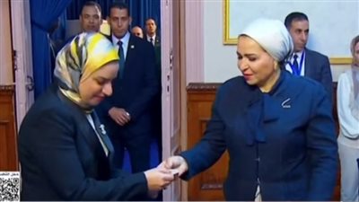 انتصار السيسي تدلي بصوتها في انتخابات مجلس النواب 
