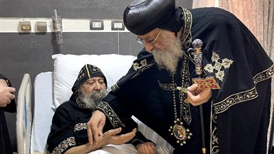 بعد تعرضهما لوعكة صحية.. البابا تواضروس يزور الأنبا ويصا والأنبا أرساني بالمستشفى