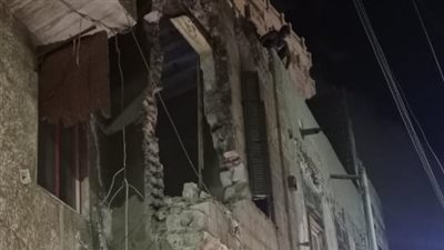 حي وسط بالإسكندرية يزيل الأجزاء الخطرة والمعلقة من عقار بمنطقة محرم بك