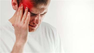 سيطر على الإمساك وانقع قدميك.. طرق تخفيف تأثير الصداع النصفي