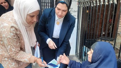 المستشارة يارا عنبة تساعد مُسنة على الإدلاء بصوتها في شبين القناطر