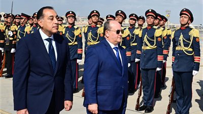 رئيس الوزراء يستقبل الوزير الأول الجزائري بمطار القاهرة الدولي