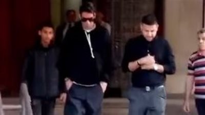 شريف إكرامي وشقيق رمضان صبحي يغادران المحكمة بعد استمرار حبس اللاعب لجلسة 30 ديسمبر