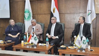 من الأهرامات إلى المتحف الكبير.. زاهي حواس ضيف الندوة العلمية لـ تجارة عين شمس