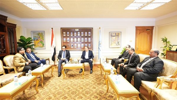 محافظ أسيوط يستقبل