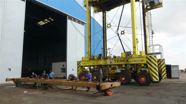 إحدى معدات مناولة