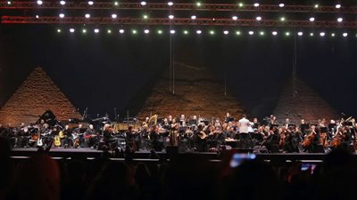 تحت سفح الأهرامات.. أمسية موسيقية تقدم روائع الشريعي وهشام نزيه بأداء أوركسترالي مبهر