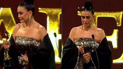 غادة عبد الرازق تبكي خلال تكريمها بمهرجان ضيافة: أتمنى أكون عند حسن ظن الجمهور