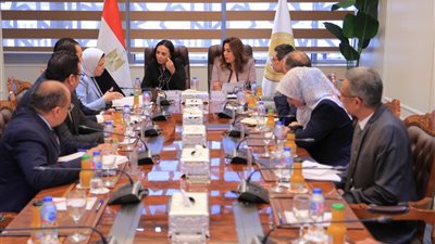 وزيرتا التضامن والتنمية المحلية تبحثان دعم جهود الهلال الأحمر المصري والرائدات بالمحافظات