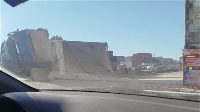 اتقلبت وهي بتلف.. سيارة تريلا تتسبب في تكدس مروري بالطريق الصحراوي بالإسكندرية 