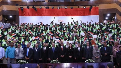 تقديرًا لجهودهم.. محافظ الجيزة يكرم 170 عامل نظافة من المشاركين بأعمال التجميل بمحيط المتحف المصري الكبير