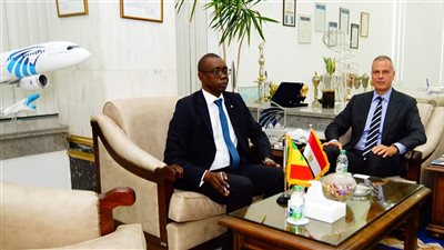 رئيس القابضة لمصر للطيران يلتقي سفير السنغال بالقاهرة