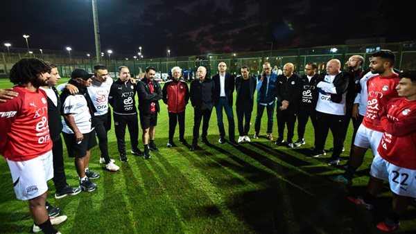 هاني أبوريدة مع لاعبي