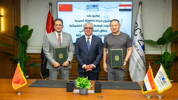 جانب من توقيع العقود