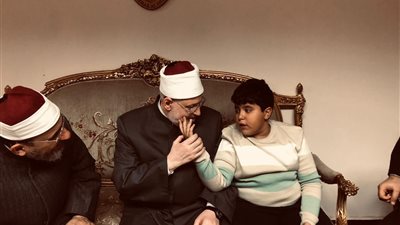 قدرات فريدة في الحفظ.. وكيل الأزهر يستمع لتلاوة من الطالب زياد عمر صاحب متلازمة العبقري 