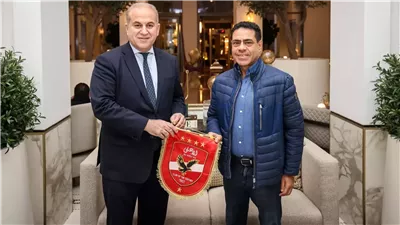 طارق قنديل يهدي درع وعلم الأهلي لسفير مصر بالمغرب