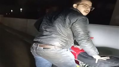 النزلة مدلوق عليها جاز.. استغاثة من السائقين بعد سقوط دراجات نارية على كوبري ثروت| صور