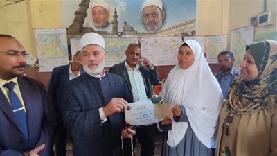 رئيس منطقة سوهاج الأزهرية يشيد بالمعارض التعليمية ومساهمتها في تنمية مواهب الطلاب