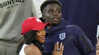 بوكايو ساكا نجم الأرسنال يعلن خطوبته على تولامي بنسون بخاتم يخطف الأنظار