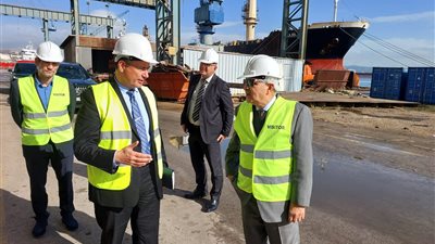 رئيس قناة السويس يبحث مع مسئول يوناني التصنيع المشترك وتحويل السفن للوقود النظيف