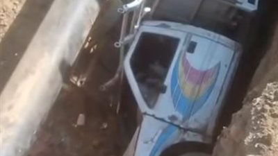 العناية الإلهية تنقذ 4 أشخاص بعد سقوط سيارتهم في حفرة صرف صحي بأسوان