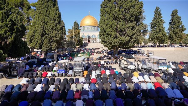 صلاة الجمعة بالمسجد