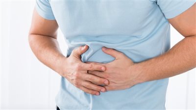 أعراض شائعة بالبطن تشير لحالات مرضية تحتاج للتدخل الجراحي ..تعرف على التفاصيل