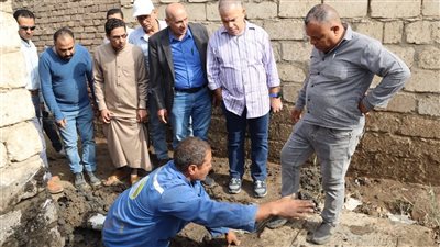 استجابة لشكوى الأهالي.. رئيس مياه الفيوم يتفقد عزبة راحيل ويأمر بإصلاح تسرب بخطوط المياه