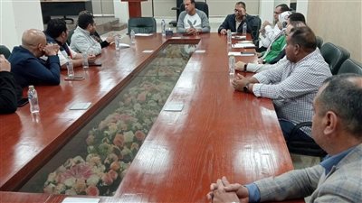 رئيس مدينة العبور يستمع لمشاكل المواطنين ويستجيب لرفع كفاءة شبكة أعمدة الإنارة 