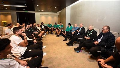رئيس اتحاد الكرة يحفز لاعبي المنتخب المشارك في كأس العرب قبل انطلاق البطولة | صور
