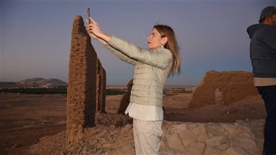 نائب محافظ الوادي الجديد ومديرة يونسكو تواصلان جولتهما بزيارة منطقة الناضورة الأثرية