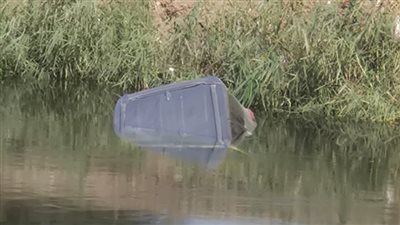 سقوط سيارة في ترعة المريوطية والحماية المدنية تحاول رفعها