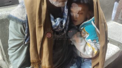 فقد عينه داخل مدرسة بقنا.. التلميذ عمر برفقة والده خلال سفره إلى القاهرة للعلاج