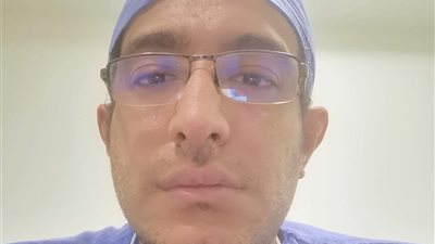 محافظ السويس يقدم واجب العزاء في وفاة طبيب عناية مركزة خلال أداء عمله