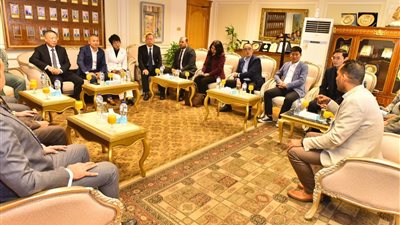 محافظ أسيوط يبحث مع وفد صيني تعزيز الاستثمارات ويستعرض الفرص الصناعية والزراعية بالمحافظة