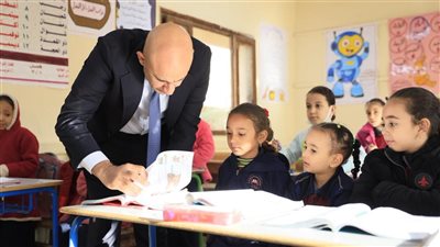 وزير التعليم يشدد على تحقيق الانضباط الكامل داخل مدارس البدرشين.. ويشيد بانتظام العملية التعليمية في الصف