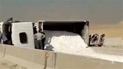 انقلاب سيارة نقل بالقرب من بوابة حلوان | صور 