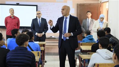 خلال جولة مفاجئة.. وزير التعليم يطلع على نسب حضور الطلاب وآليات التقييمات الأسبوعية في مدرستين بالتبين