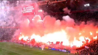 بعد توقف المباراة بسبب الألعاب النارية.. نادي آياكس أمستردام: ما حدث الليلة فضيحة مطلقة