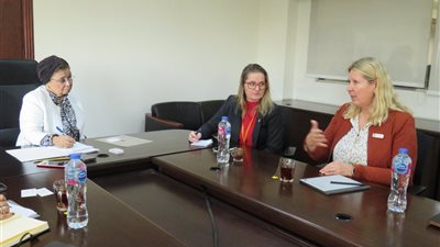 الصحة تبحث مع النرويج وليردال والأمم المتحدة للسكان إنشاء مراكز للولادة الطبيعية وبعد القيصرية