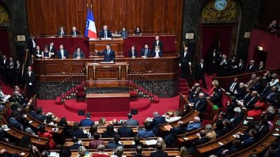 بعد مقترح حظر صيام رمضان.. وزير الداخلية الفرنسي يرفض حظر ارتداء الحجاب للقاصرات دون سن الـ 16 