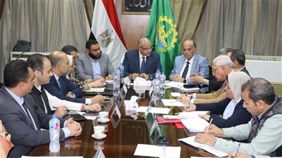 محافظ القليوبية يعقد اجتماعا لمتابعة منظومة النظافة في شبرا الخيمة والخصوص