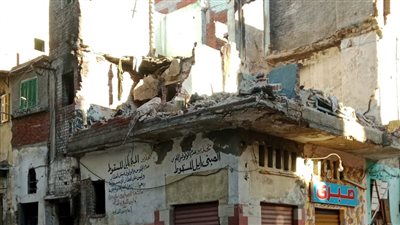 لحماية الأرواح والممتلكات.. حي وسط بالإسكندرية يزيل الأجزاء المعلقة والخطيرة بعقار في محرم بك