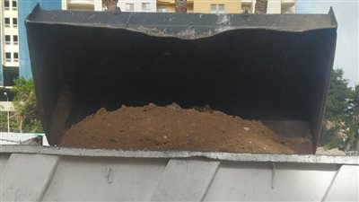 حي وسط بالإسكندرية يزيل 10 أطنان مخلفات ردم ويحصّل 14 ألف جنيه غرامات فورية