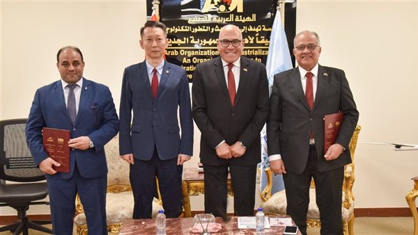 جانب من التوقيع 